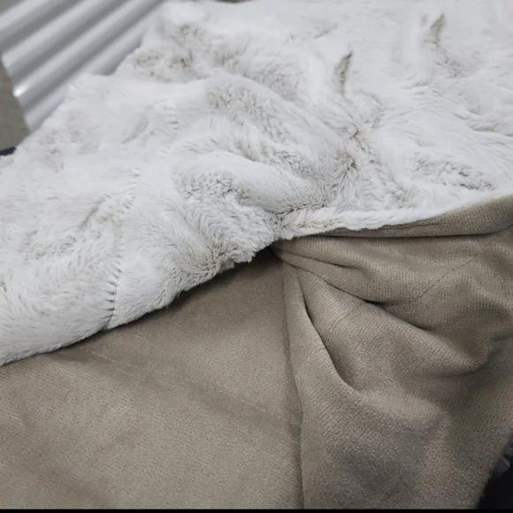 Max Studio Faux Fur Luxury Throw Blanket Decor Soft & Cozy Oversized 50"x70" New - Picture 4 of 12